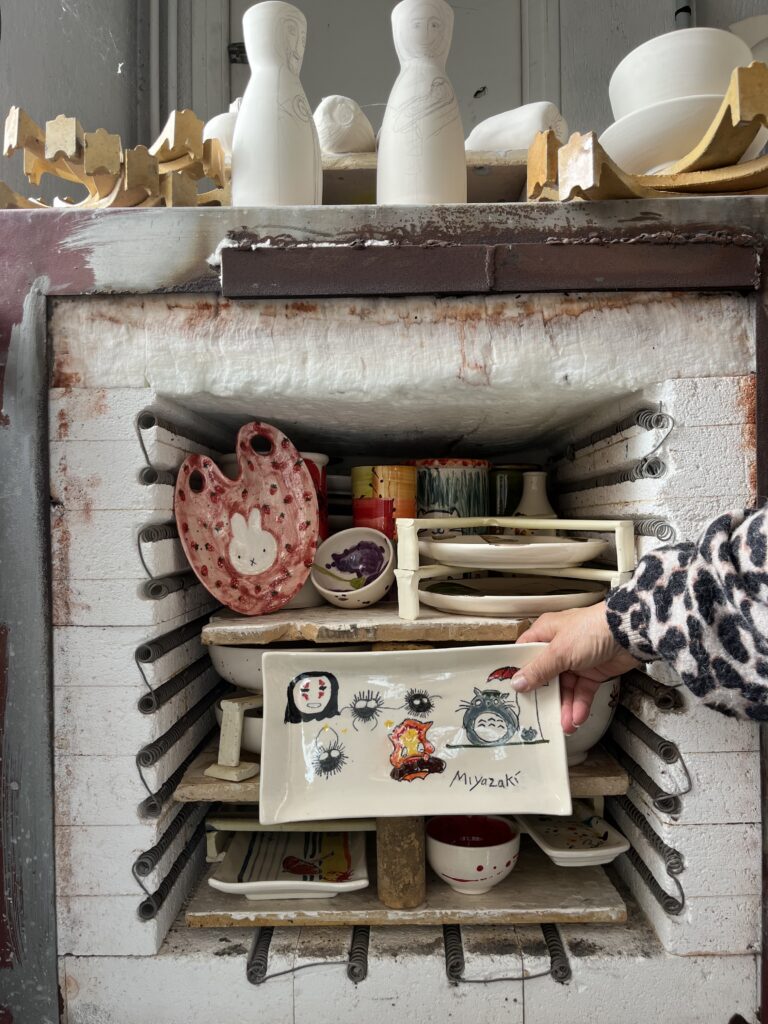 four et création de poterie peinture sur céramique
