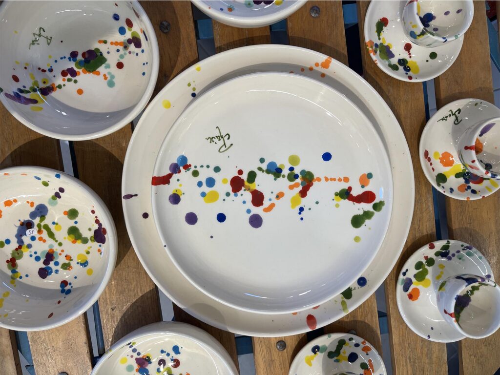 assiette blanche avec tâches multicolores