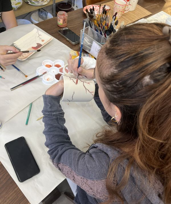 Participants à l'atelier de peinture sur céramique